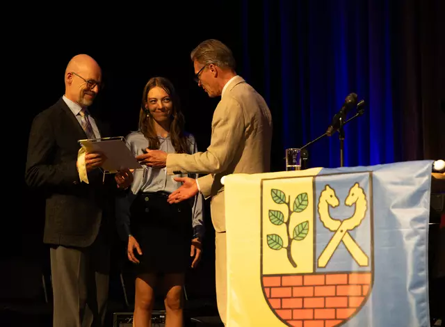 Alexander Schleif (v. li.), Paula Schleif und Bürgermeister Jan-Hendrik Röhse | Foto: Stadt Buchholz