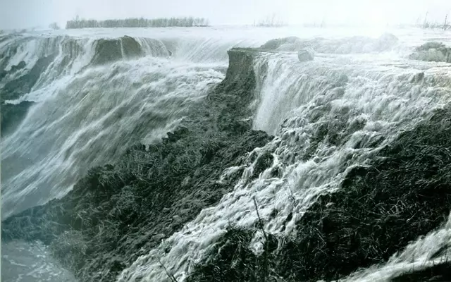 Viele Deiche in der Region brachen bei der Flut 1976, wie hier in Drochtersen-Dornbusch, und das Wasser strömte weit in die tiefliegenden Landstriche. | Foto: Archiv/Natureum