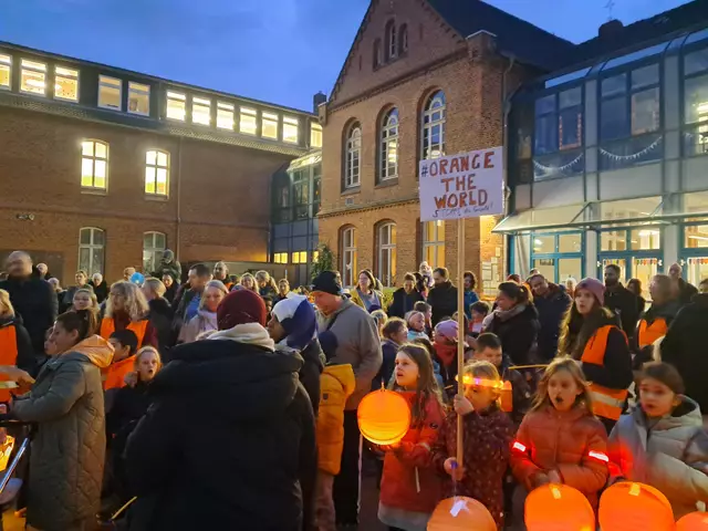 Am Internationalen Tag gegen Gewalt an Frauen tauchten hunderte Kinder Winsen und Buchholz in oranges Licht | Foto: Anika Werner