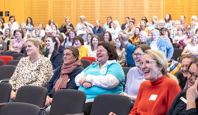 Herzhafte Lacher trotz des ernsten Themas: Das Hamburger Improvisationstheater „Steife Brise“ brachte das Publikum der Kita-Konferenz zum Schmunzeln, indem Alltagssituationen ins Absurde getrieben wurden | Foto: Landkreis Stade / Christian C. Schmidt