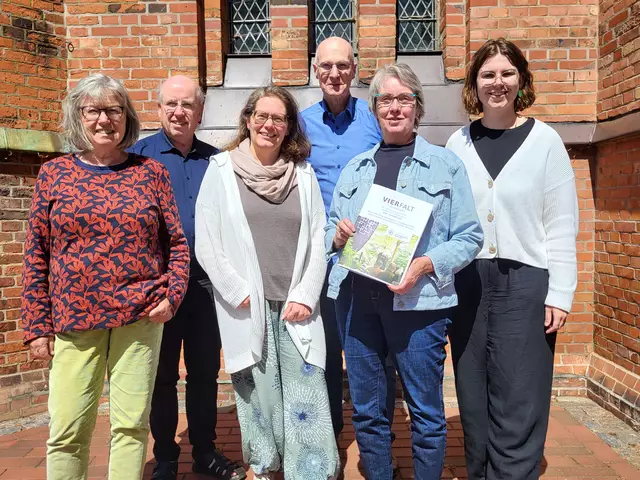 Sie sind stolz auf ihren ersten gemeinsamen Gemeindebrief (v.li.): Ingrid Lange (St. Johannis), Pastor Wilhelm Nordmann (St. Paulus), Pastorin Caroline Hoppe (Martin-Luther-Kirche), Ulrich Wagner (St. Paulus), Annelie Zeyher (Kirchenvorstand Kreuzkirche) und Küsterin Sandra Draing (St. Johannis) | Foto: sh