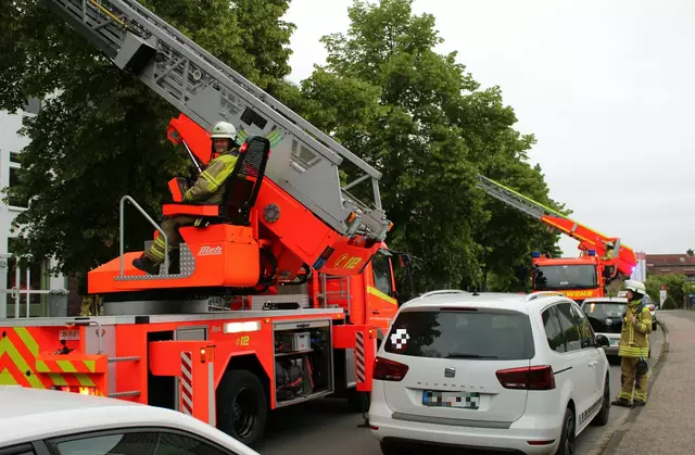 Beide Drehleitern konnten das Dach erreichen, um Personen zu rette | Foto: Feuerwehr Stade