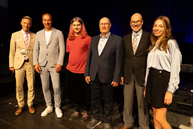  Bürgermeister Jan-Hendrik Röhse (v. li.) mit den Geehrten Thorsten Alexander Radde, Alex Hoffmann, Peter Aldag, Alexander Schleif sowie Paula Schleif (beide stellvertretend für Joachim Schleif)
 | Foto: Stadt Buchholz