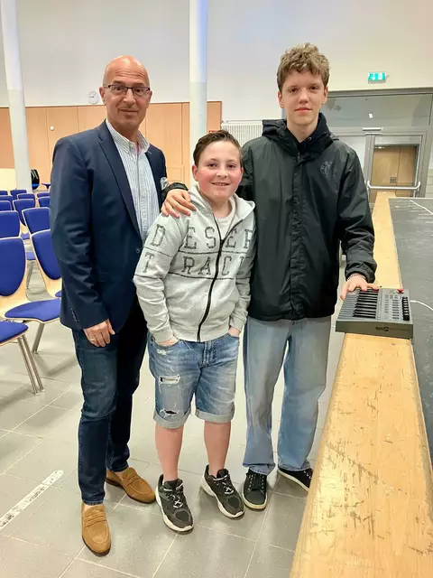 Lio und Theodor (re.) aus der Musikklasse 9e zeigen Thomas Müller (Regionalleiter Sparkasse Harburg-Buxtehude), wie die neuen Midi-Keyboards funktionieren. | Foto: GAK