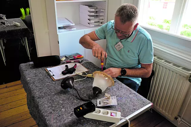 Thomas Heins repariert eine alte Lampe | Foto: sc
