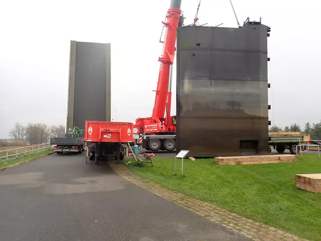 Wie hier zuletzt 2024 wird auch in der kommenden Woche wieder schweres Gerät am Sperrwerk in Abbenfleth anrücken, um die Sperrwerkstore für die erforderliche Sanierung anzuheben  | Foto: NLWKN