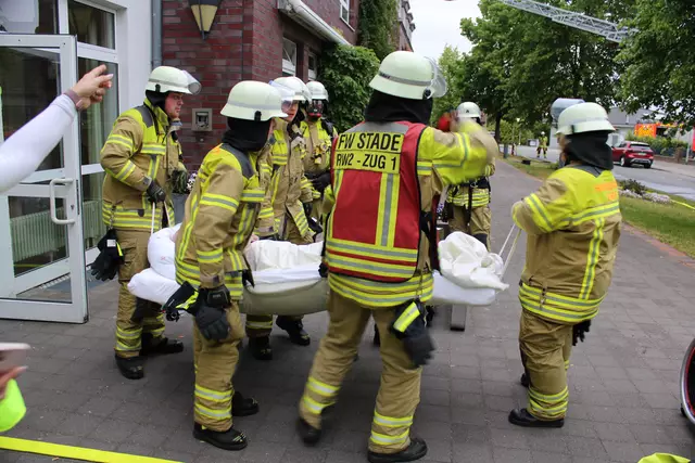 Besondere Matratzen ermöglichen eine schnelle Rettung von bettlägerigen oder verletzten Personen, auch über Treppen | Foto: Feuerwehr Stade