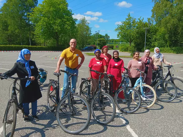 Ingo Körner (ADFC) und die erfolgreichen Teilnehmerinnen | Foto:  Gemeinde Seevetal