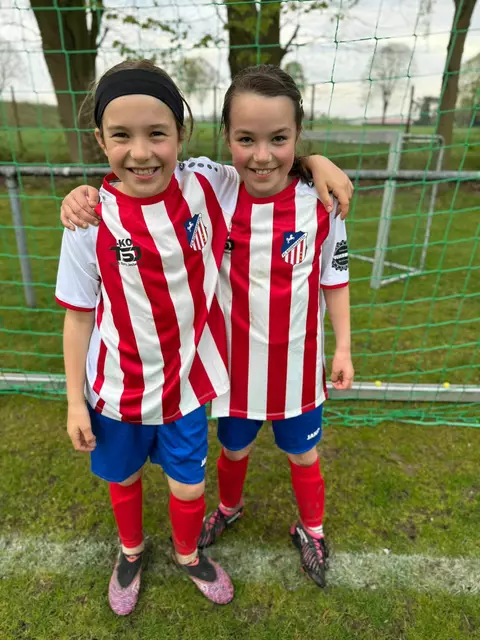 Twin-Power: Helene und Maja spielen bei den E-Mädchen des FC Rosengarten  | Foto: FC Rosengarten 