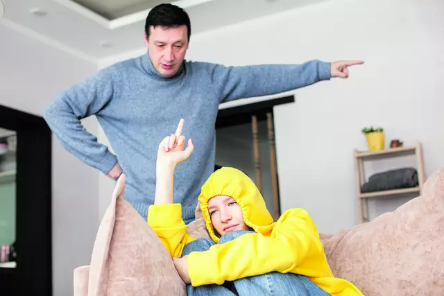 Dass der "Haussegen" mal schief hängt, kommt vor. Sollte sich die Situation zur Krise ausweiten, kann eine vorübergehende Eltern-/Kind-Trennung eine Lösung sein  | Foto: Symbolbild: Tatyana_Gladskih / Adobe Stock
