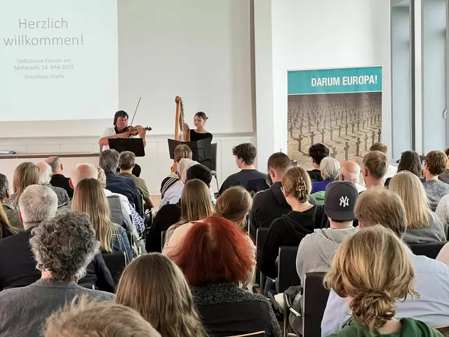 Das Duo Ingolf Lienau und Viola Mangels bestreitet den musikalischen Teil der Volksbund-Veranstaltung | Foto: Landkreis Stade / Daniel Beneke
