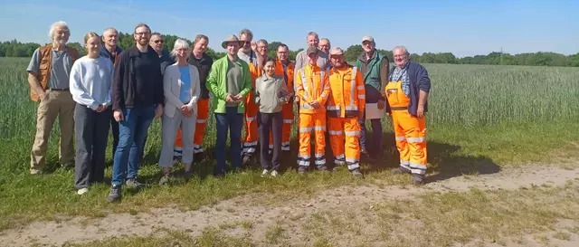 Die Exkursionsteilnehmer nahe der Wegrandflächen, die der Arbeitskreises Naturschutz an der Gemeindeverbindungsstraße 20 in Todtshorn angelegt hat | Foto: Sonja Kröger