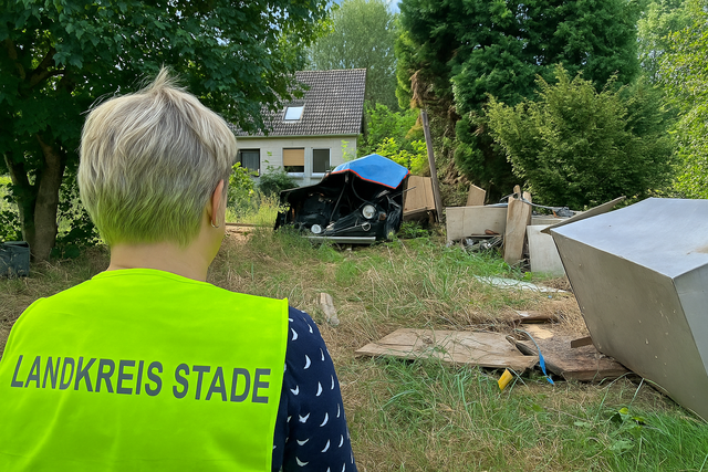 Auch der Landkreis Stade hatte das Gelände rund ums Haus des "Axtmanns" schon im Visier - hier bei einer zwangsweisen Aufräumaktion vor drei Jahren (Foto nachbearbeitet) | Foto: Landkreis Stade