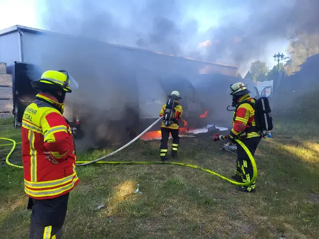 Die Einsatzkräfte der Meckelfelder Feuerwehr bringen den Brand unter Kontrolle | Foto: Pressestelle Feuerwehr Seevetal