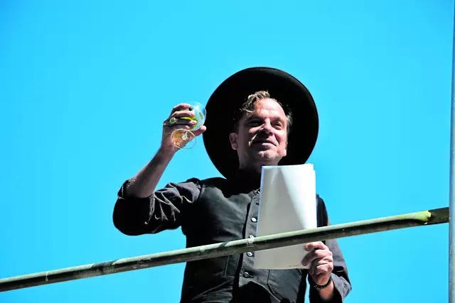 Architekt Stefan Weinert übernahm anstelle eines Zimmermanns den Richtspruch | Foto: bim