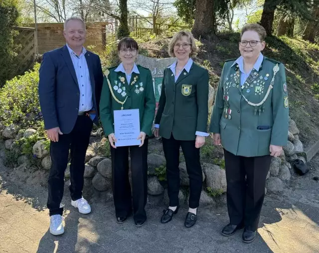 Hildegard Engel (2. v. li.) beim Volksbankschießen | Foto: Schützenverein Helmstorf