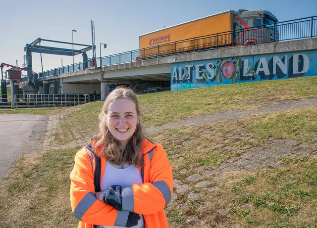 Bauingenieurin Katharina Brumme hat mit ihrem Team die Brücke am Lühe-Sperrwerk genau unter die Lupe genommen | Foto: Landkreis Stade/Christian Schmidt