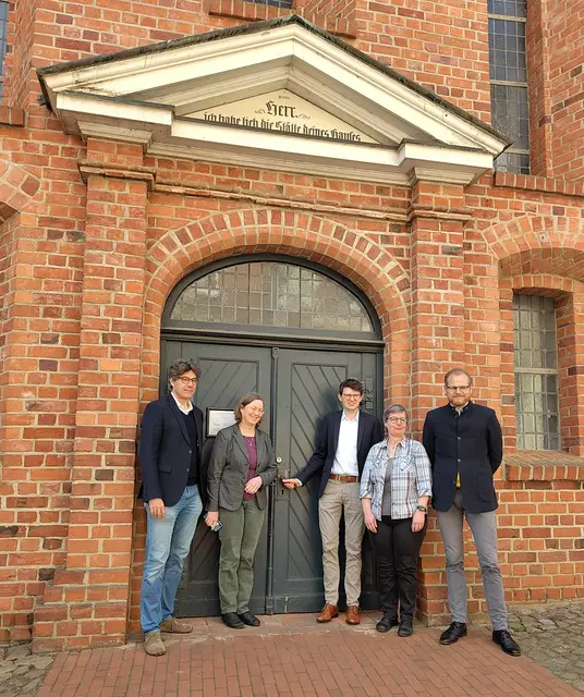 Für die Stader Stadtkirchen rufen Dr. Christian Kurzewitz (v.li), Claudia Brandy, Tobias Grotefend, Petra Hölscher und Jan Wutkewicz zum Spenden auf | Foto: H. Santen