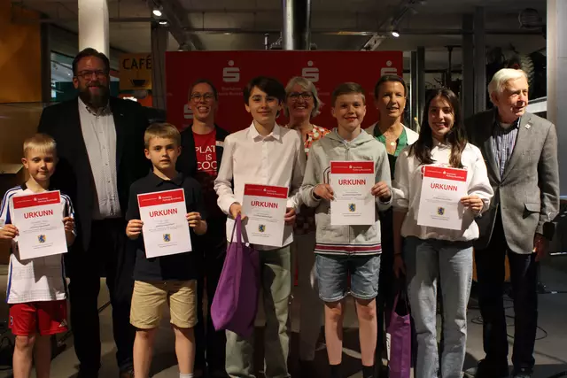 Stefan Zimmermann (hinten v. li.), Wiebke Erdtmann, Anette Randt, Birgit Weselmann und Heinz Harms mit den Erstplatzierten (v. Gruppe A li. bis E re.) | Foto: ab