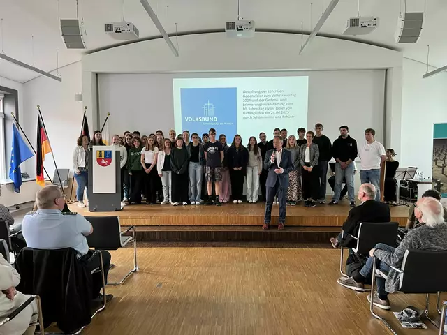 Landrat Kai Seefried dankt den Schülerinnen und Schülern für ihr Engagement für den Frieden | Foto: Landkreis Stade / Daniel Beneke