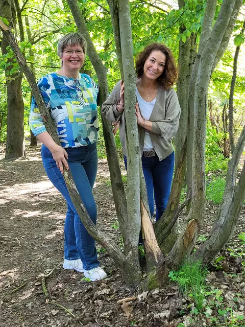 Petra Knüppel (li.), Sekretärin der Grundschule Wistedt und Schulleiterin Heike Brockmann lieben ihre Arbeit an der Schule | Foto: sh
