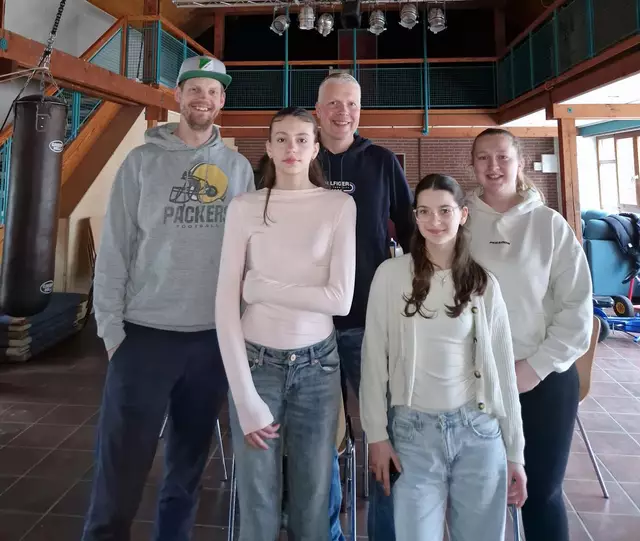 Setzen sich für ein gesundes Abendessen ein (hinten, v. li.): Benjamin Gaum (JuzT), Tobias Busch vom Obsthof Busch und  Anna Asberger (JuzT) sowie zwei jugendliche Teilnehmerinnen | Foto: JuzT