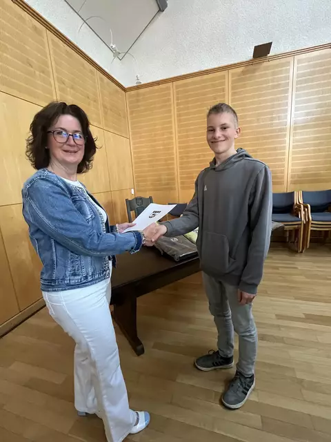 Fabian Fröhlich wird für seinen zweiten Platz im Dreisprung bei den Landesmeisterschaften geehrt | Foto: Sandra Polenz