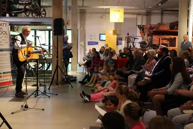 Wilfried Staake (li.) moderierte die Siegerehrung im Freilichtmuseum und sang mit dem Publikum plattdeutsche Lieder | Foto: ab