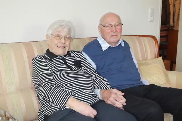 Ruth (93) und Günther Mahn (98) halten noch heute, nach 75 Jahren Ehe, fest zusammen | Foto: pm