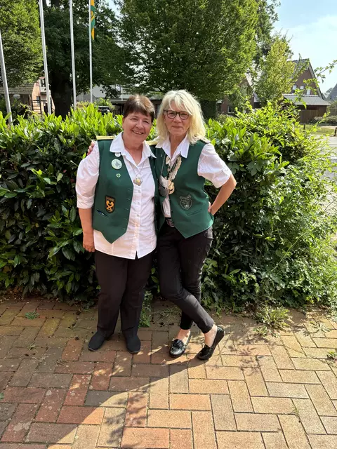 Adjutantin Regina Wolf mit Seevetalkönigin Cathrin Weinert (re.) | Foto: Schützenverein Helmstorf