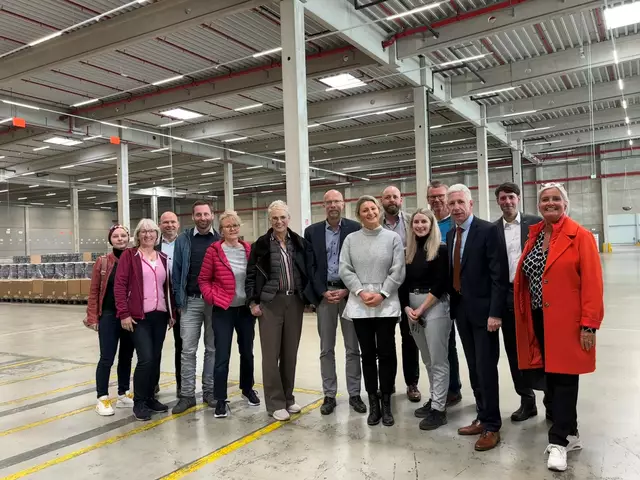 Einblicke in die Abläufe und die Arbeit im Aldi-Zentrallager in Stelle erhielten die Kreistagsausschusses für Wirtschaft, ÖPNV und Tourismus des Landkreises zusammen mit Landrat Rainer Rempe (3. von rechts) vor der jüngsten Sitzun | Foto: Landkreis Harburg