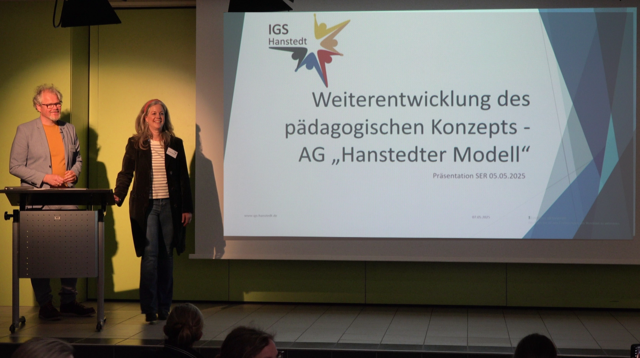Dr. Andreas Bertow (Gesamtschuldirektor) und Swantje Hermann (Didaktische Leitung) bei der Vorstellung des neuen Konzepts | Foto: IGS Hanstedt