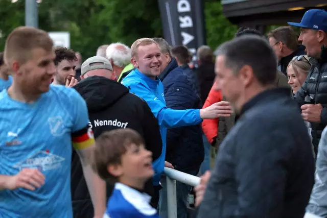 Nenndorfs Trainer Max Schrader (Mitte) nimmt in der Menge die Glückwünsche der Fans entgegen | Foto: cc