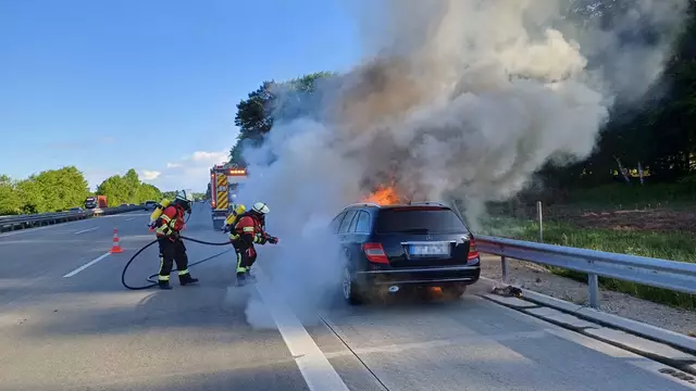 Beim Eintreffen der Feuerwehr stand der Frontbereich des Mercedes im Vollbrand | Foto: Freiwillige Feuerwehr Samtgemeinde Hanstedt