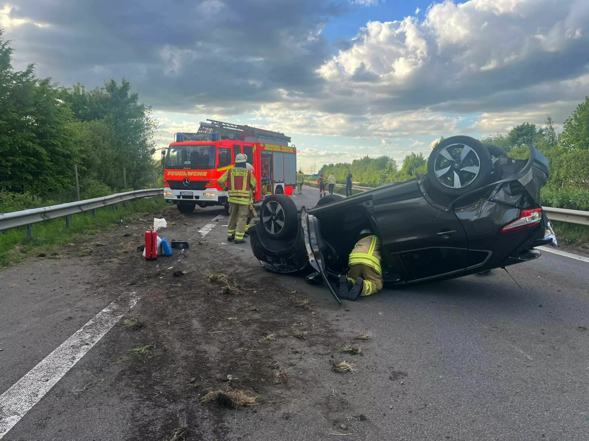 Woltemade Unfall Aktuelle Meldung Frau und Kleinkind schwer verletzt: Unfall auf der A26 bei Dollern