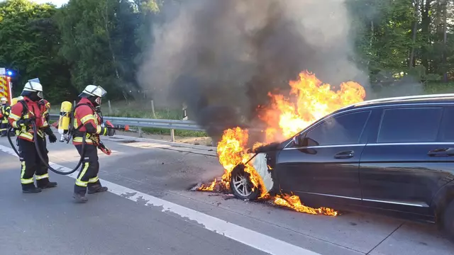 Beim Eintreffen der Feuerwehr stand der Frontbereich des Mercedes im Vollbrand | Foto: Freiwillige Feuerwehr Samtgemeinde Hanstedt