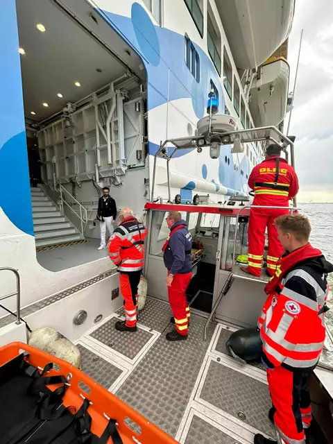 An der Steuerbordseite wird angedockt, um den Notarzt an Bord zu bringen | Foto: DLRG Stade
