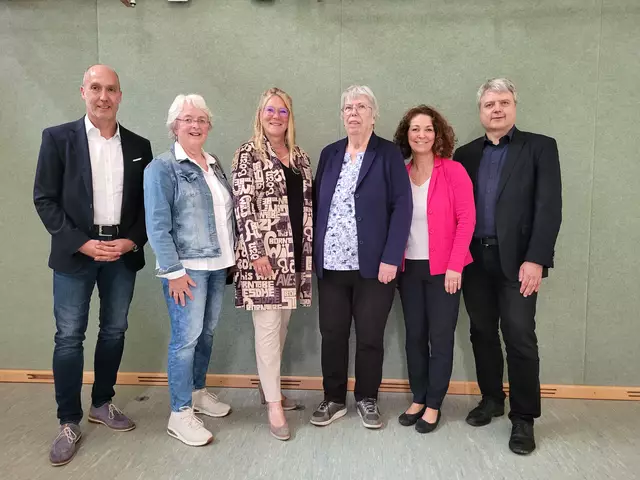 Zur offiziellen Feier der Grundschule Wistedt kamen viele Gäste (v. li.): Stefan Walnsch (Erster Samtgemeinderat), Martina Brunckhorst (Schulleiterin 2000 bis 2020), Sabine Bleich (Dezernentin des Regionalen Landesamtes für Schule und Bildung), Almut Intemann (Schulleiterin 1976 bis 2000), Heike Brockmann (Schulleiterin seit 2020) und Samtgemeindebürgermeister Dr. Peter Dörsam | Foto: sh