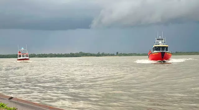 Die "Kiet Ut" (li.) und die "Henry Köpke" auf dem Rückweg nach Stadersand | Foto: DLRG Stade