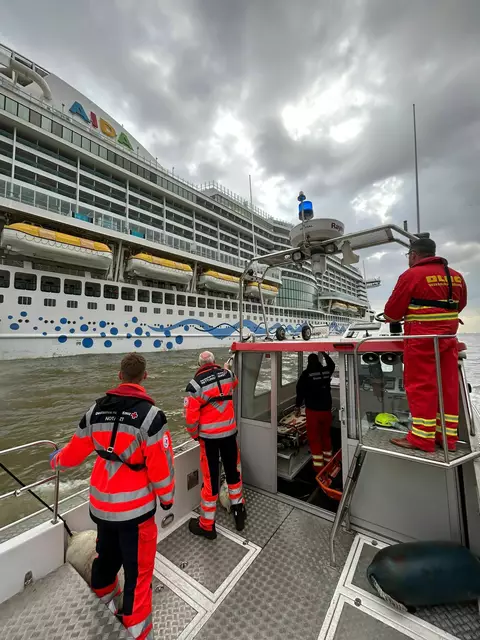 Die "Kiek Ut" erreicht die AIDA Perla  | Foto: DLRG