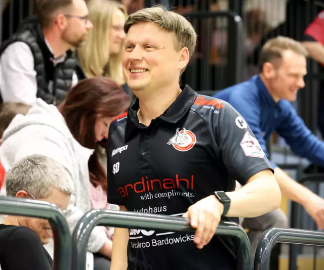 Luchse-Geschäftsführer Sven Dubau zeigt sich neuerdings in voller Haarpracht | Foto: cc