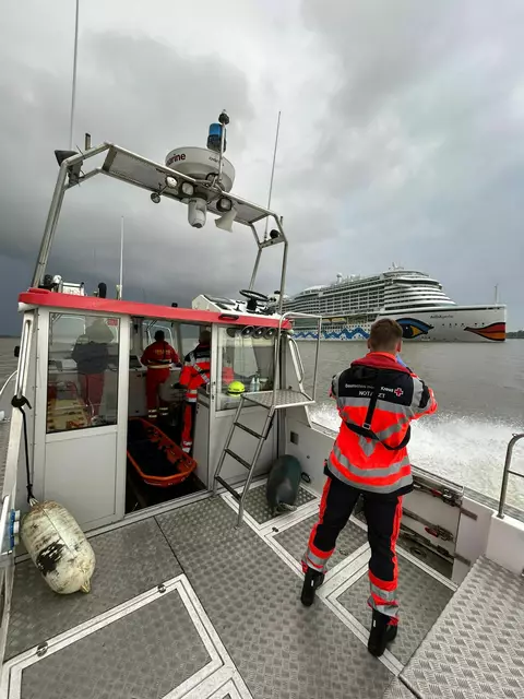 Das DLRG-Rettungsboot "Kiek Ut" eilt von Stadersand zur AIDA Perla | Foto: DLRG Stade