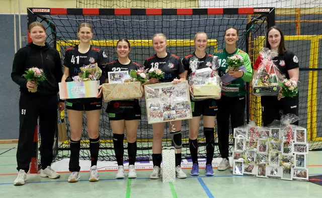 Servus! Beim Abschiedsfoto in der Nordheidehalle konnten alle wieder lächeln: Lin Lück (v.l.), Wiebke Meyer, Lucia Kollmer, Antonia Pieszkalla, Meret Ossenkopp, Danique Trooster und Sva Geist | Foto: cc