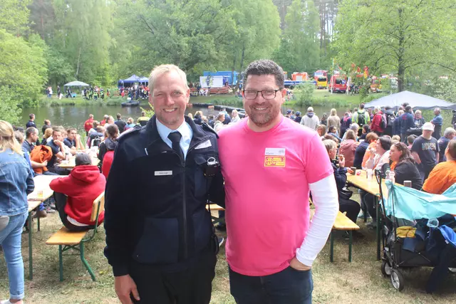 Ortsbrandmeister Peter Lege (li.) und Martin Gröger, 1. Vorsitzender des Fördervereins waren sehr zufrieden mit dem diesjährigen Feuerwehrmarsch | Foto: pm
