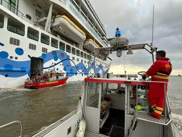 Das Feuerwehrboot "Henry Köpke" nimmt den Patienten an Bord | Foto: DLRG Stade