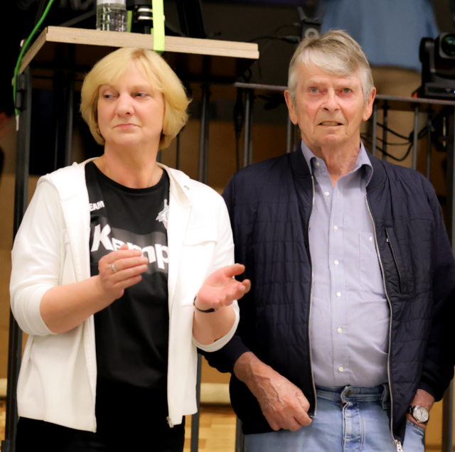 Die langjährige Leiterin der Luchse-Geschäftsstelle Bettina Kortstegge und WOCHENBLATT-Verleger und Förderer Martin Schrader auf der Zuschschauertribüne der Nordheidehalle | Foto: cc