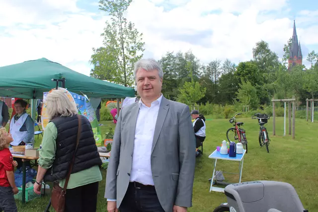 Samtgemeinde-Bürgermeister Dr. Peter Dörsam freute sich, dass sich viele Vereine im Park Am Sande präsentierten | Foto: pm
