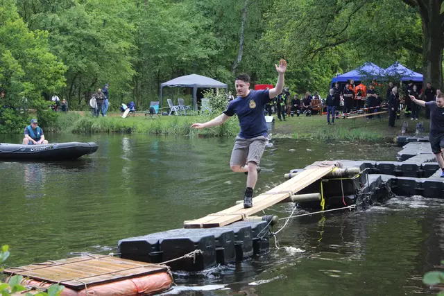Mit Geschick überquerten die Feuerwehrleute die Hindernisse | Foto: pm