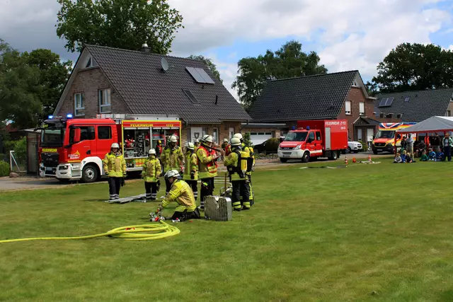 Die freiwillige Feuerwehr Roydorf führt ihr neues Löschfahrzeug vor | Foto: Burkhard Giese