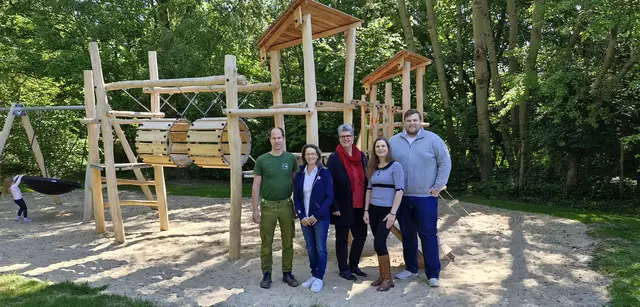 Vertreter aus Politik und Verwaltung die Eröffnung des neuen Spielplatzes "Hagenhoopt" in Stelle | Foto: Gemeinde Stelle